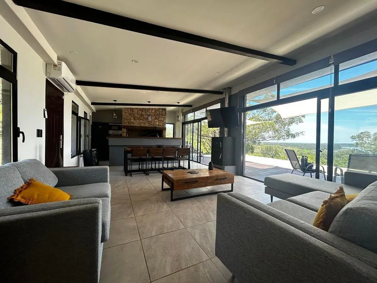 VENTA CASA CON GRAN TERRENO EN LAS CUMBRES 3