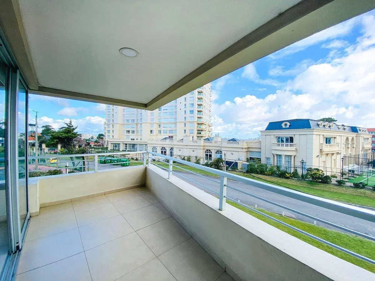 Apartamento en venta Playa Mansa 3 dormitorios 4
