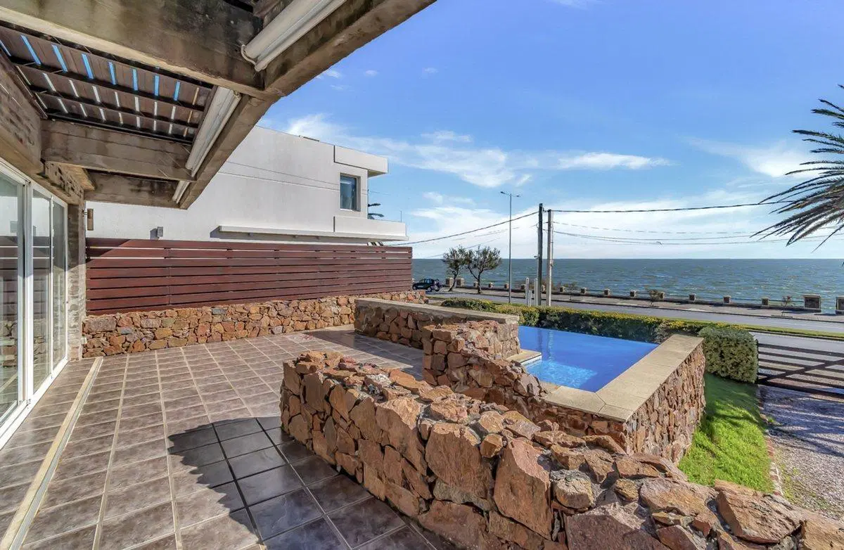 Casa en venta frente al mar en Piriapolis 2