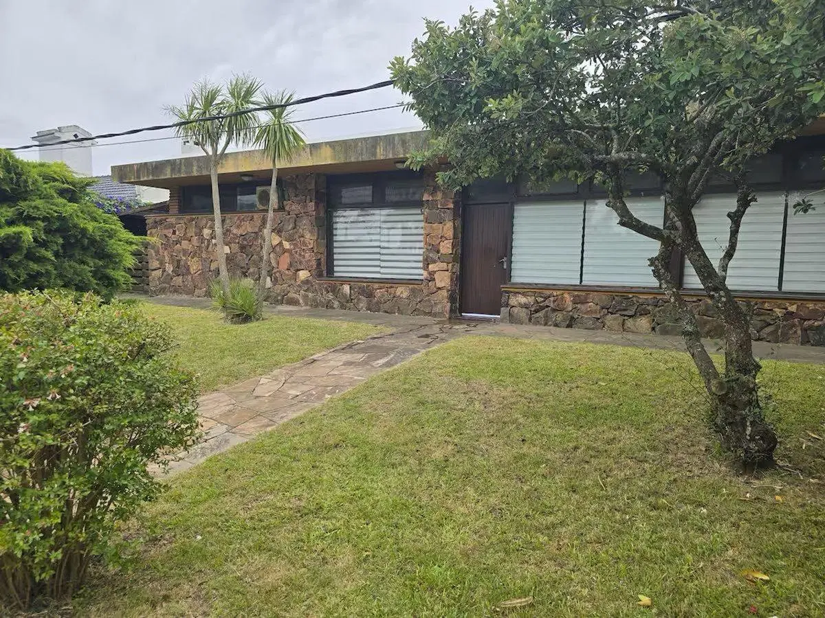 Casa de 4 dormitorios en alquiler anual en Pinares 1
