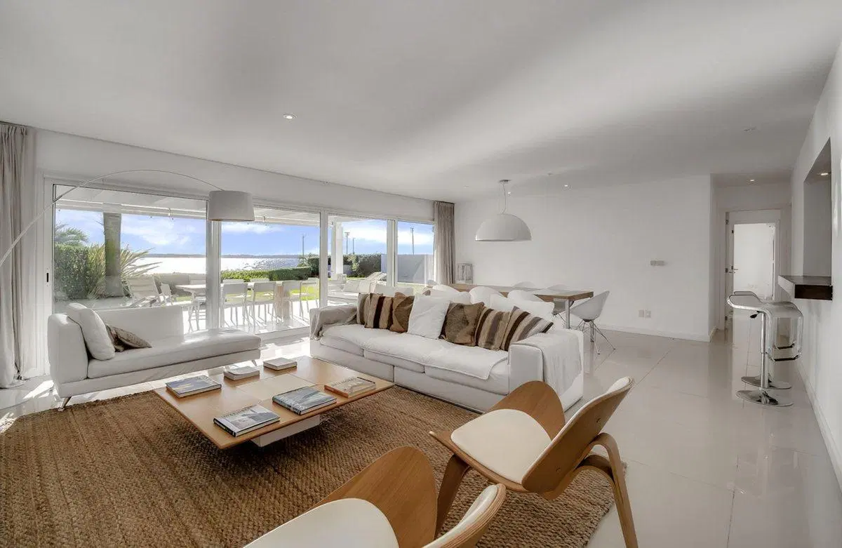 VENTA EN PUNTA BALLENA 3 DORMITORIOS CON PISCINA 2