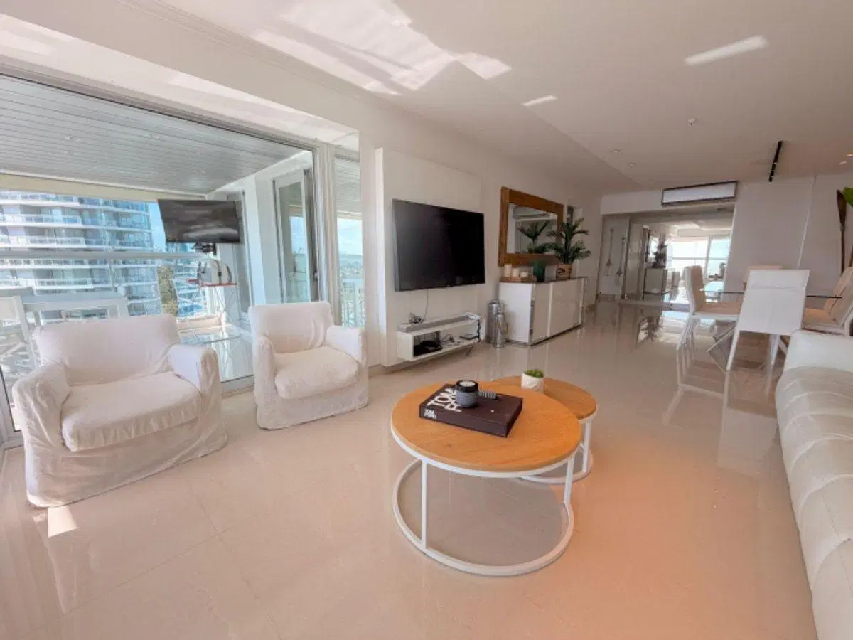 Apartamento en venta, 3 dormitorios y dependencia 2