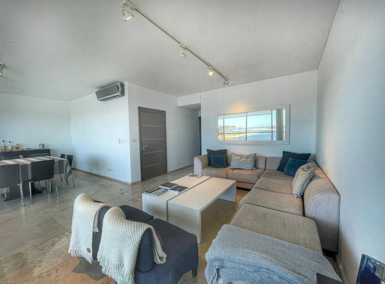 Venta de exclusivo apartamento en La Barra 2