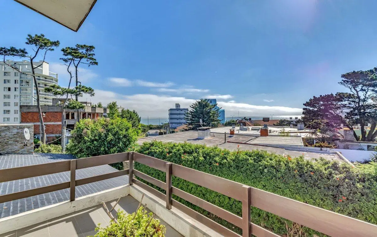 CASA RECICLADA VENTA PLAYA MANSA A PASOS DEL MAR 5