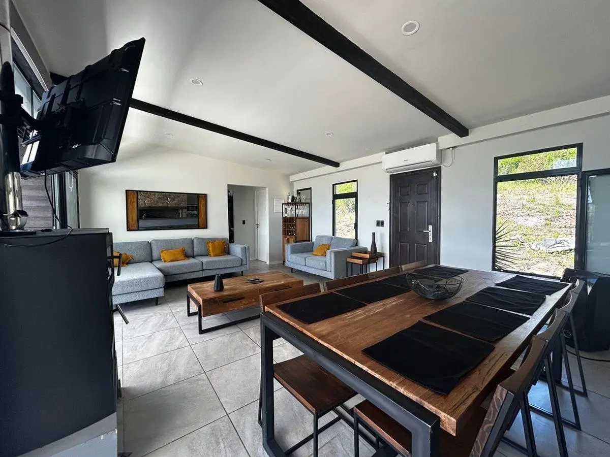 VENTA CASA CON GRAN TERRENO EN LAS CUMBRES 4