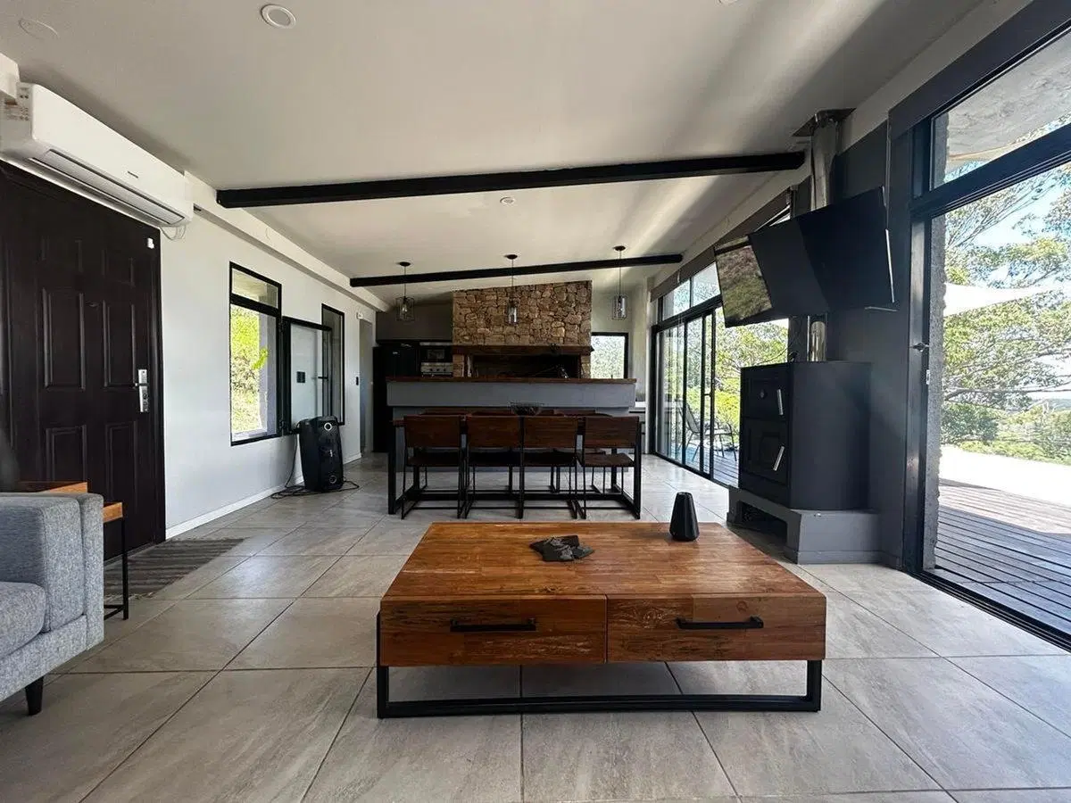 VENTA CASA CON GRAN TERRENO EN LAS CUMBRES 3