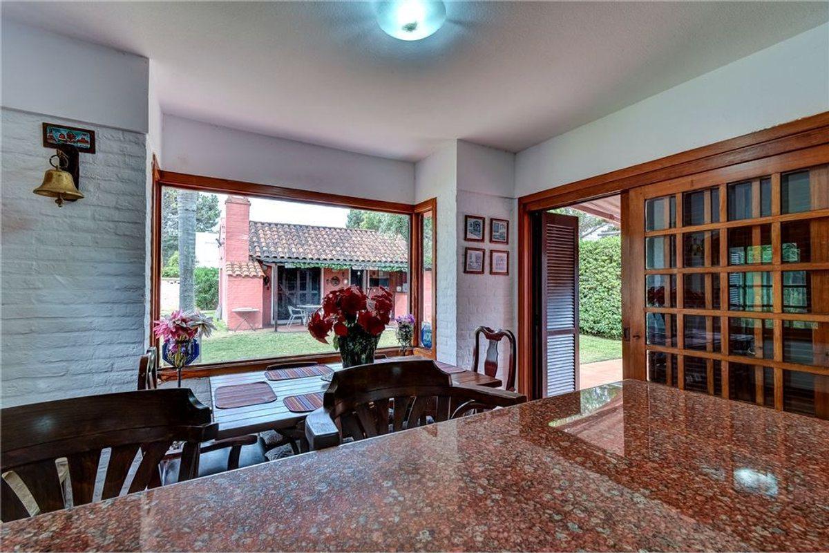 Foto de CASA VENTA PORTEZUELO PUNTA BALLENA 150 M DEL MAR, imagen 2