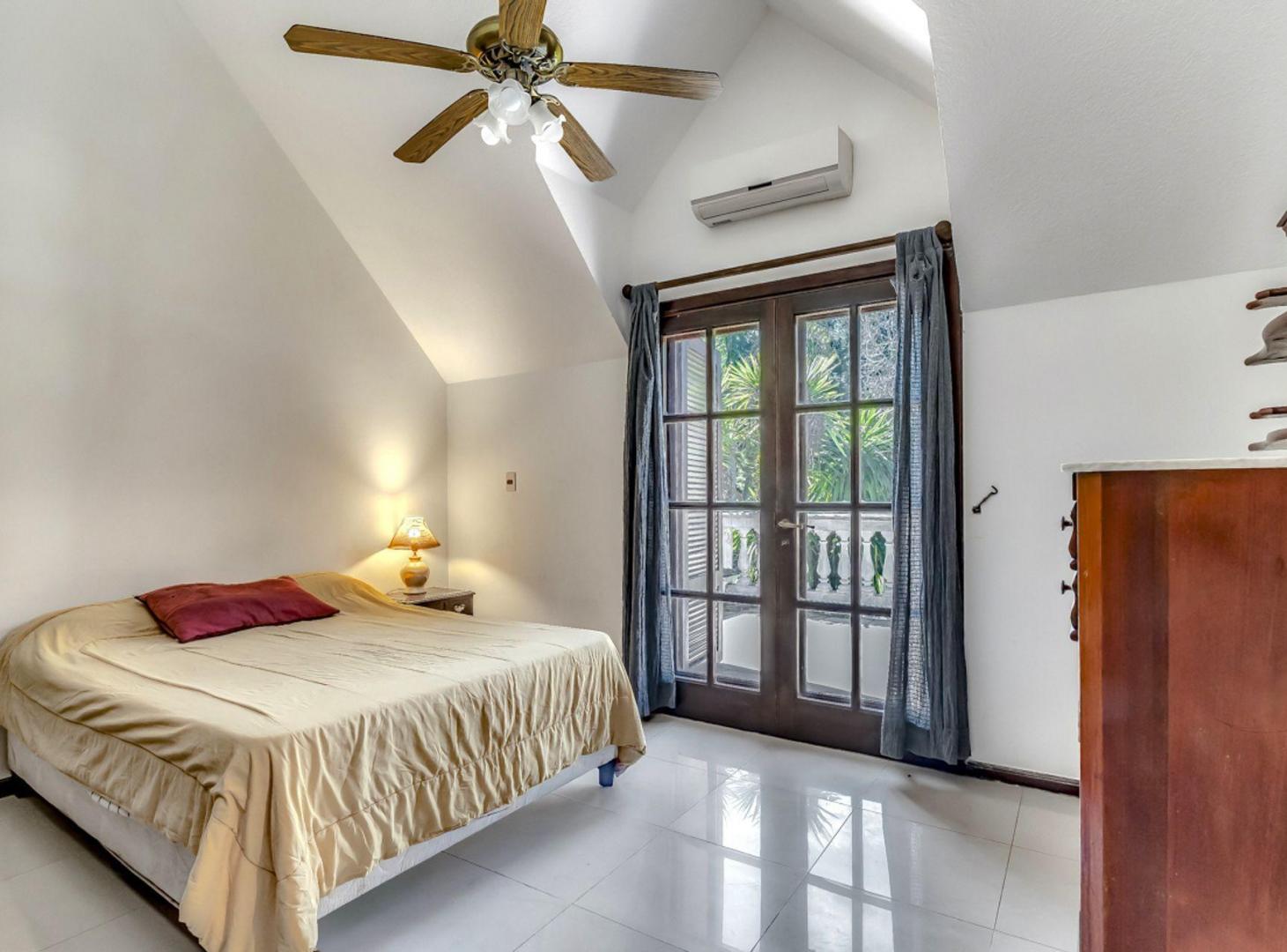 Foto de CASA VENTA 4 DORMITORIOS BEVERLY HILLS, imagen 4