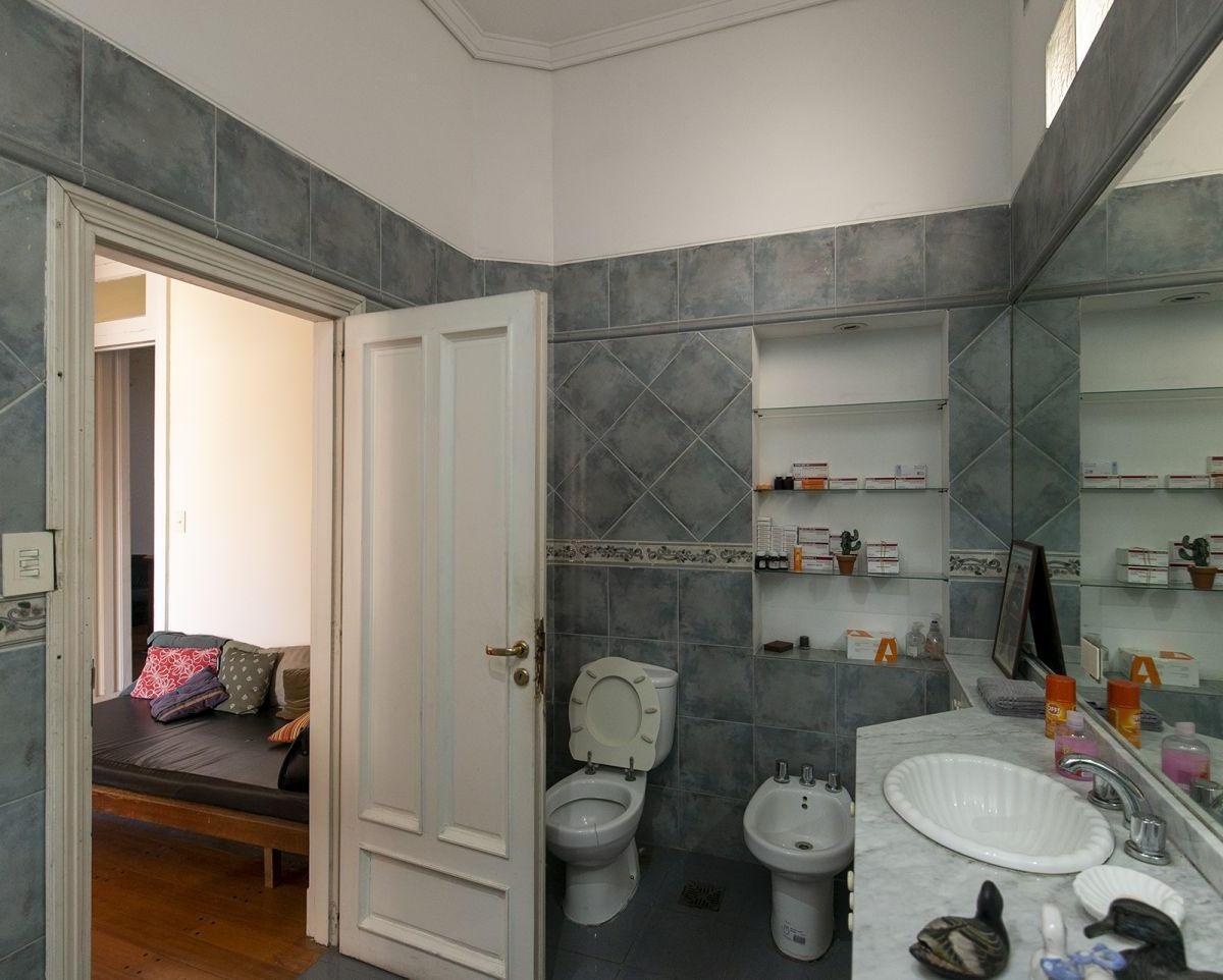 Venta de Casa 10 Amb Lote Propio Apto Prof. en Caballito 2