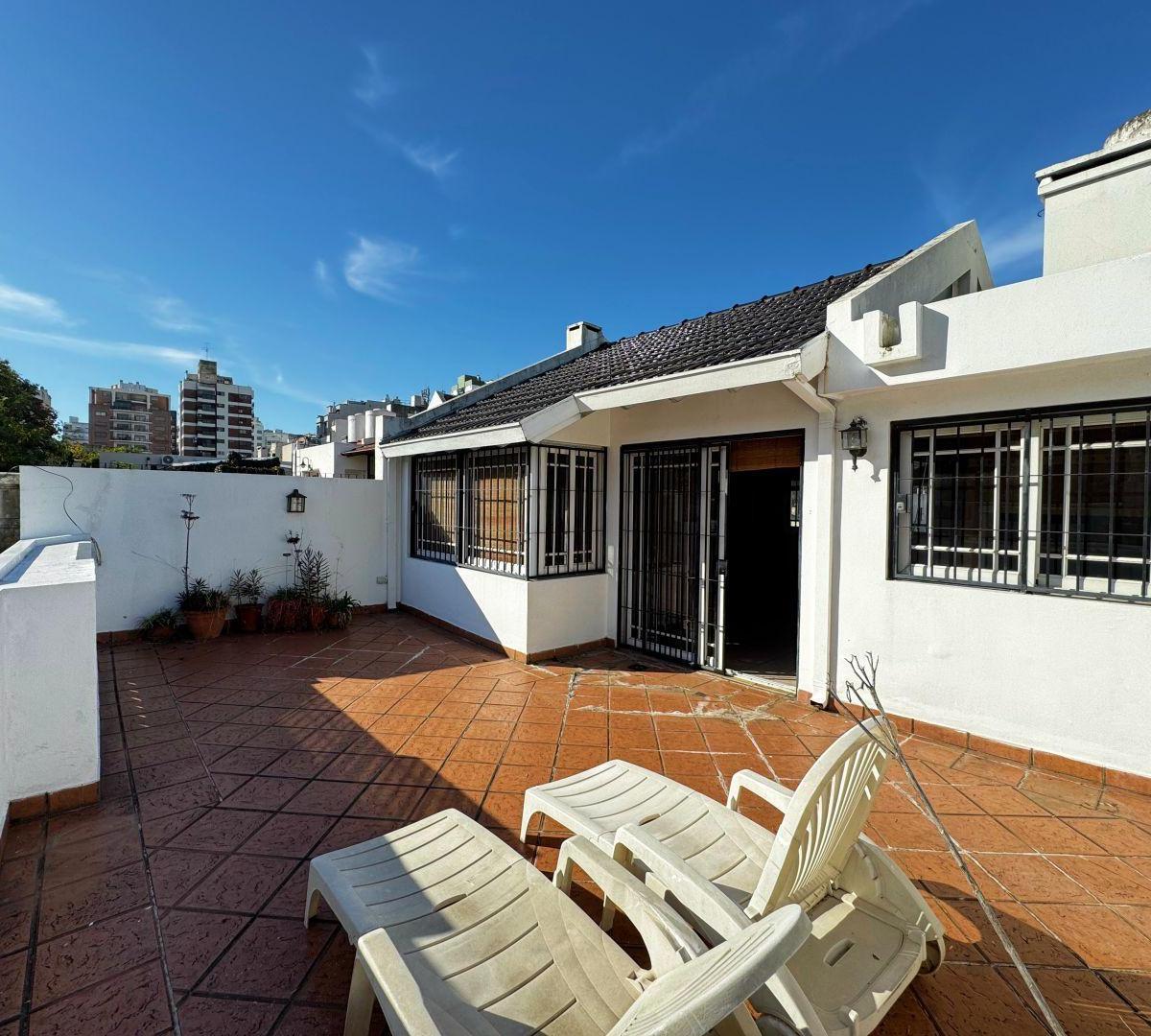 Venta de Casa 6 Ambientes con Cochera en El Barrio Ingles 2