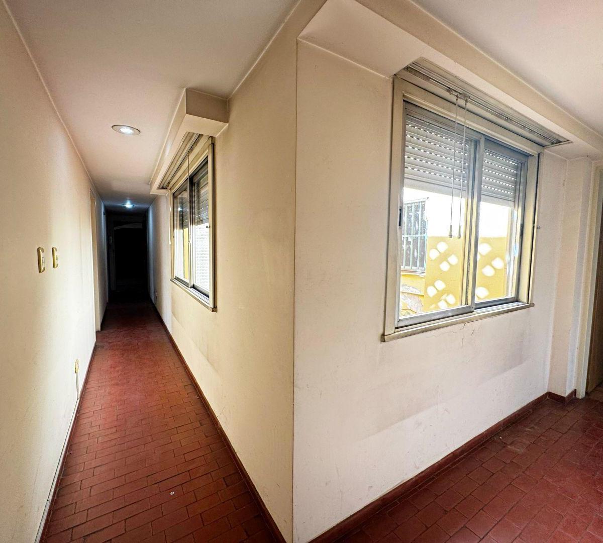 Venta de Casa 6 Amb con Depend. Cocheras y Terraza en Flores 2