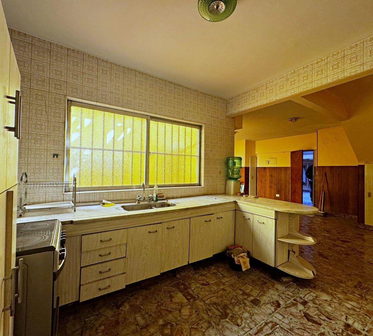 Venta de Casa 6 Amb con Depend. Cocheras y Terraza en Flores 4