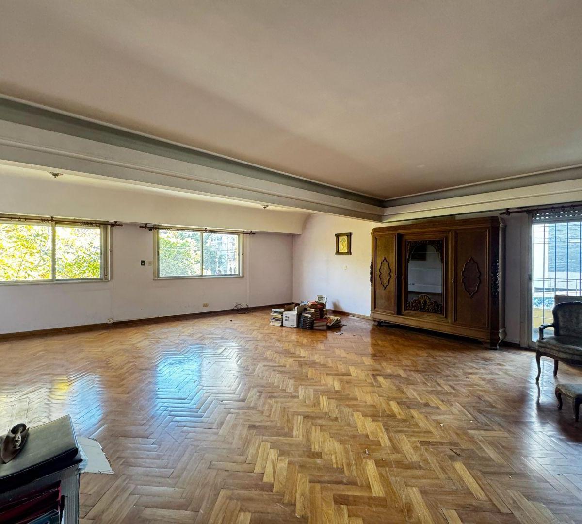 Venta de Casa 6 Amb con Depend. Cocheras y Terraza en Flores 1
