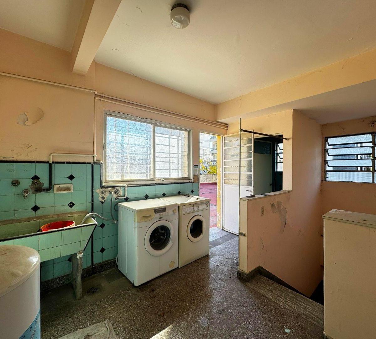 Venta de Casa 6 Amb con Depend. Cocheras y Terraza en Flores 3