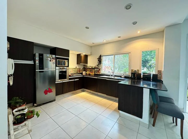 Venta de Casa 4 Ambientes Con Cochera, Patio, Jardín y Parrilla en Parque Chacabuco 4