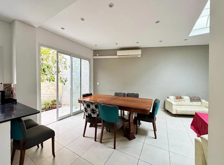 Venta de Casa 4 Ambientes Con Cochera, Patio, Jardín y Parrilla en Parque Chacabuco 2
