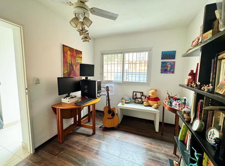 Venta de Casa 4 Ambientes Con Cochera, Patio, Jardín y Parrilla en Parque Chacabuco 5