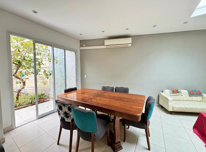 Venta de Casa 4 Ambientes Con Cochera, Patio, Jardín y Parrilla en Parque Chacabuco 1