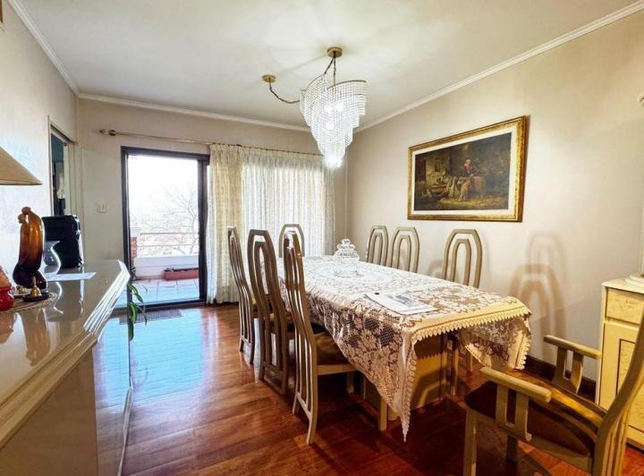 Venta de departamento 4 ambientes Con Dependencia y Cochera en Caballito 2