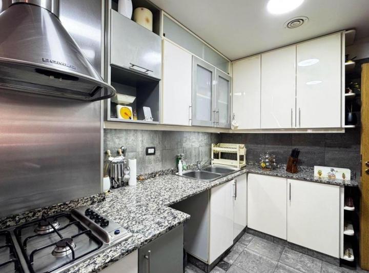 Venta de departamento 4 ambientes Con Dependencia y Cochera en Caballito 3