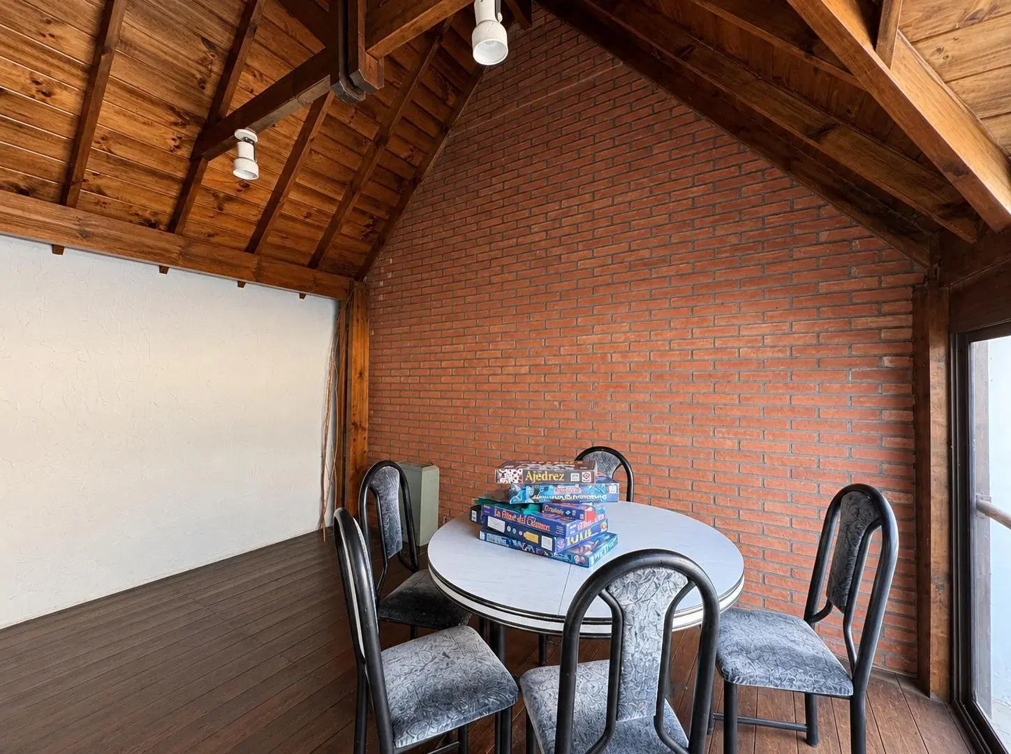 Venta de Casa 6 ambientes Con Cochera, Piscina, Quincho y Playroom en Parque Chacabuco 8