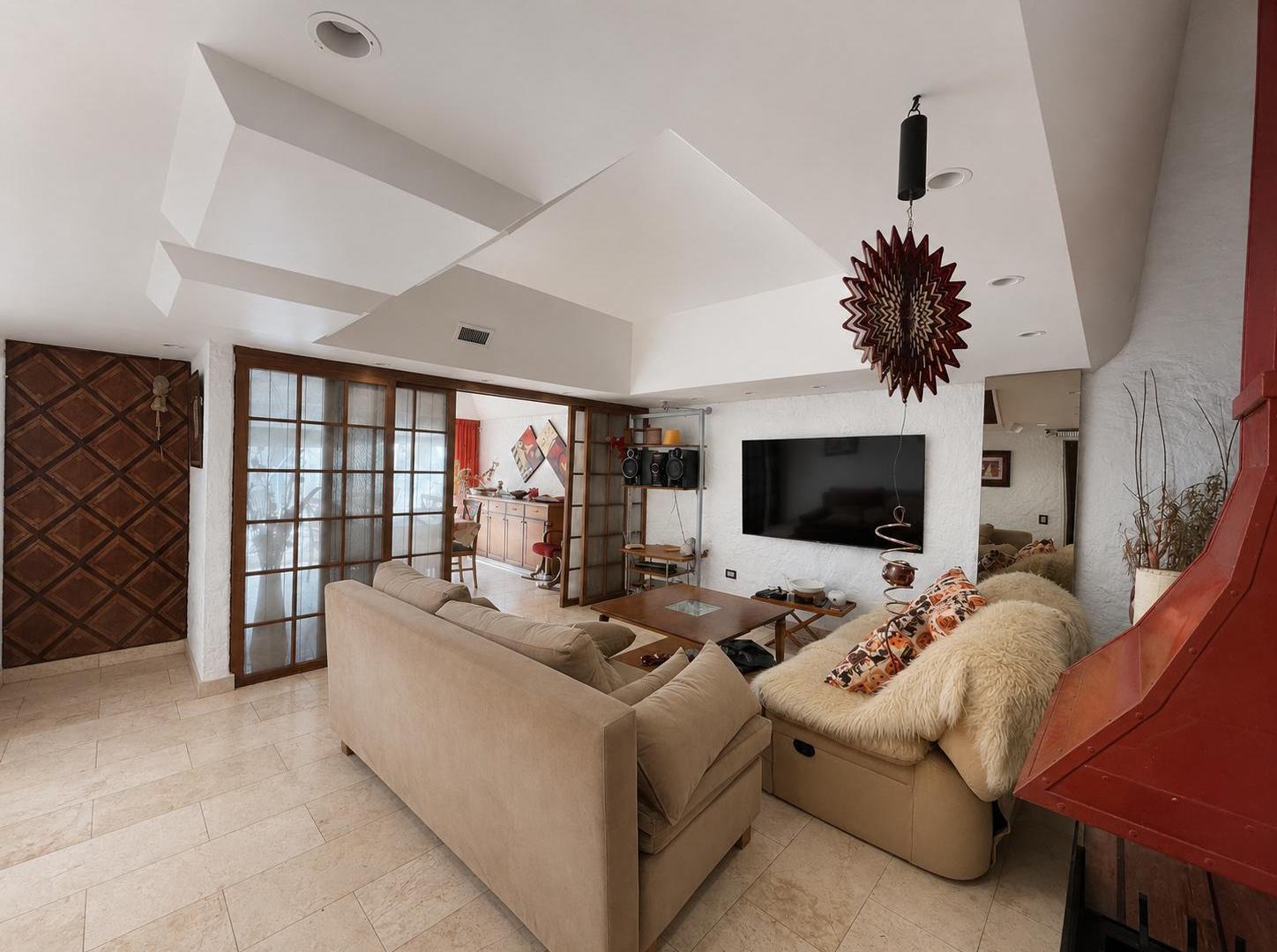 Foto de Venta de Casa 6 ambientes Con Cochera, Piscina, Quincho y Playroom en, imagen 2