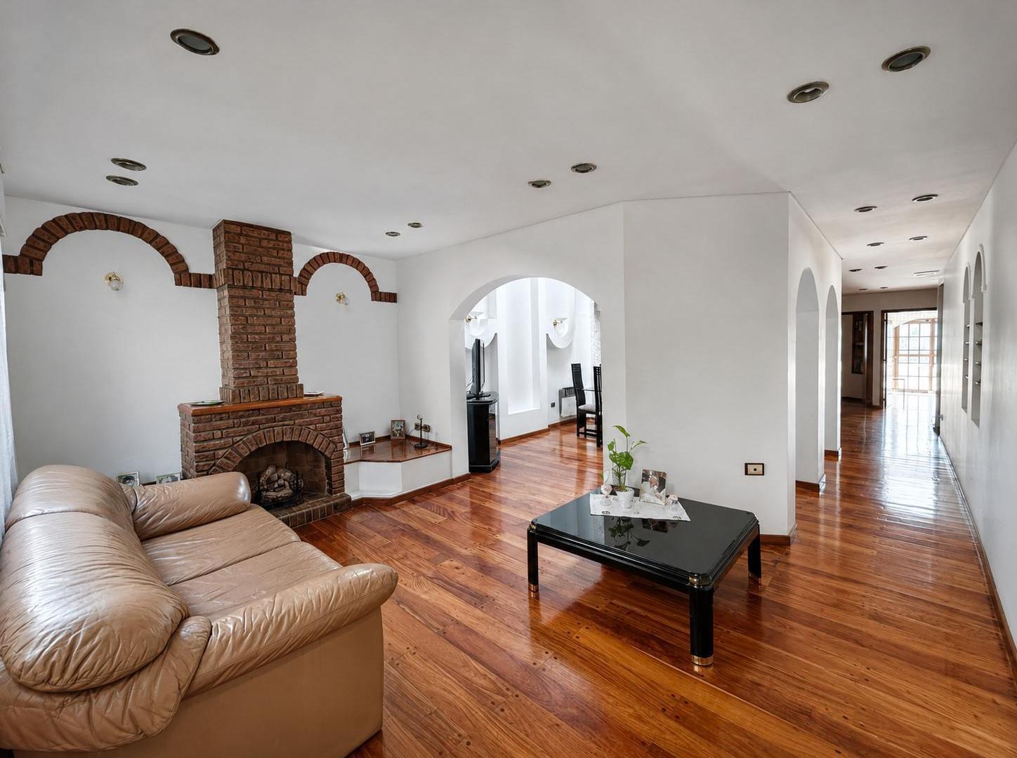 Foto de Venta de Casa LOTE PROPIO de 4 ambientes con Cochera, Jardín, Parrilla, imagen 1