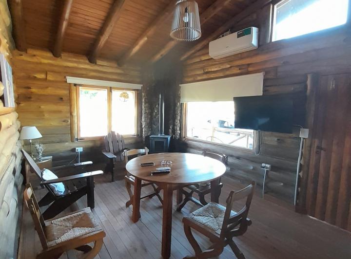 Alquiler temporario; cabaña de Troncos con vista y cercanía a las sierras