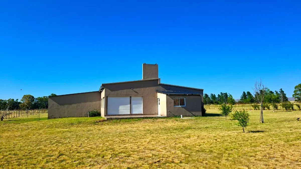 Vendo casa de 3 dormitorios en lote grande, en Saldungaray 5