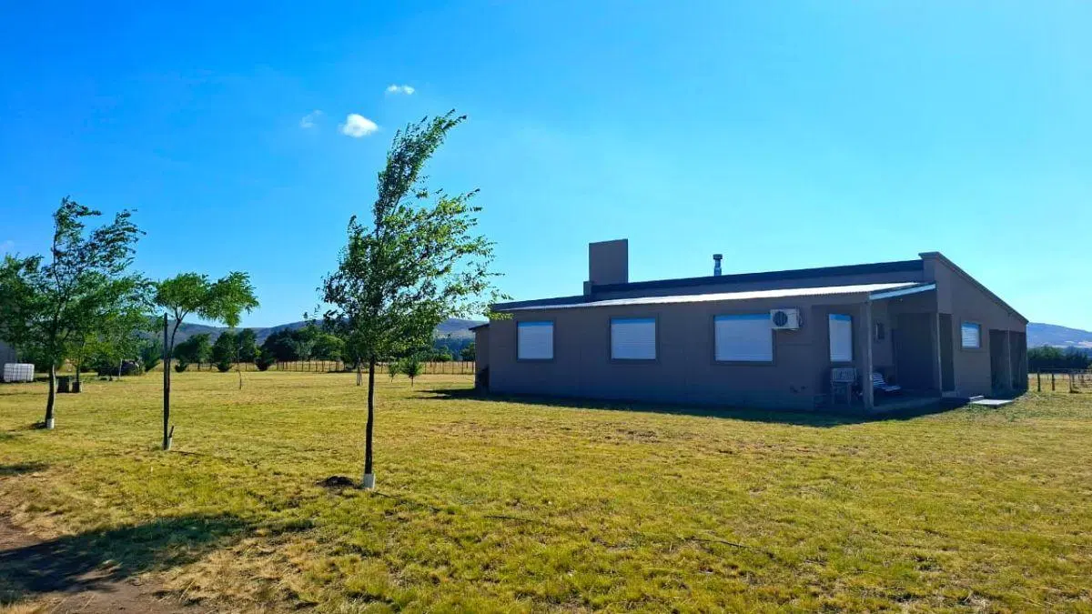 Vendo casa de 3 dormitorios en lote grande, en Saldungaray 3