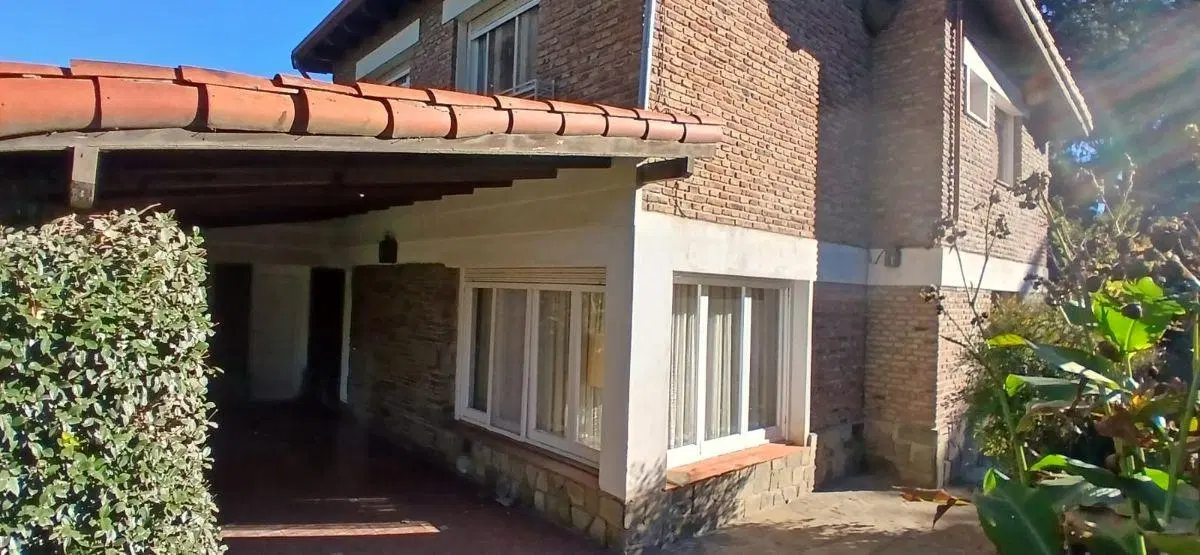 Amplia casa en venta, en Barrio Golf de Sierra de la Ventana 1