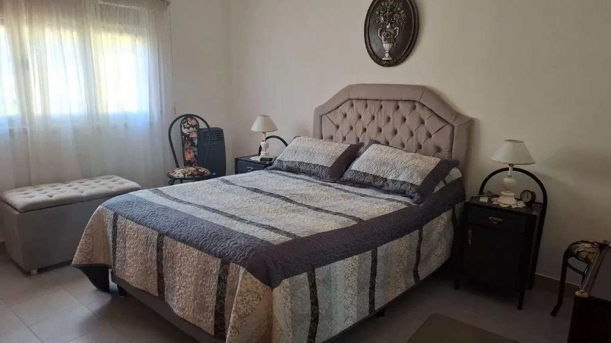 Vendo casa grande sobre dos lotes en Saldungaray 4