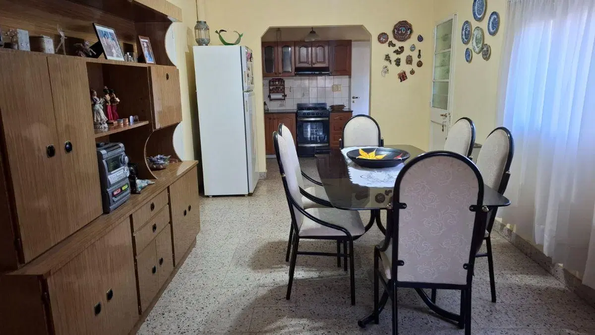 Vendo casa grande sobre dos lotes en Saldungaray 3