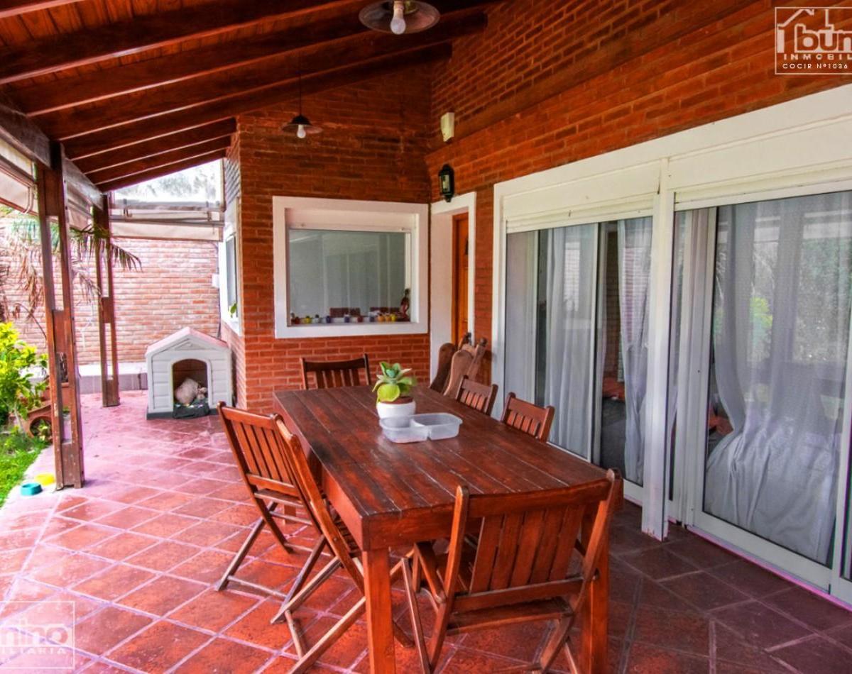 Venta Casa en Funes 4 Dorm., 4 Baños, Galeria, Pileta y Cochera - Alta Categoria 5