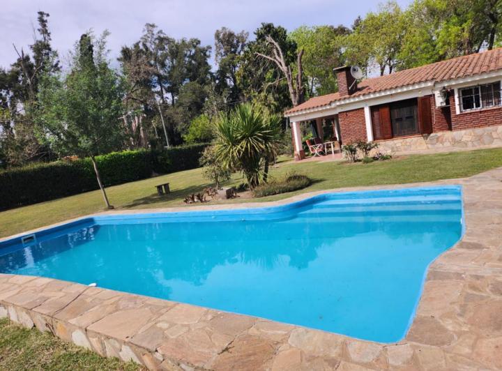 Casa alquiler temporario 3 habitaciones con piscina - Funes 2