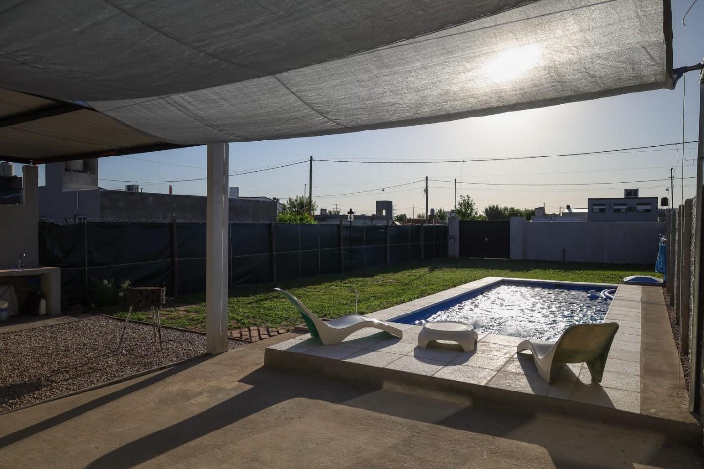 Foto de Casa tipo loft en venta en Granadero Baigorria - Con piscina y parque, imagen 3