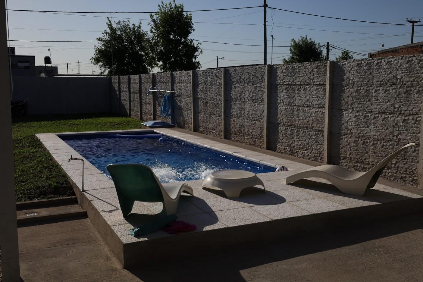 Foto de Casa tipo loft en venta en Granadero Baigorria - Con piscina y parque, imagen 4