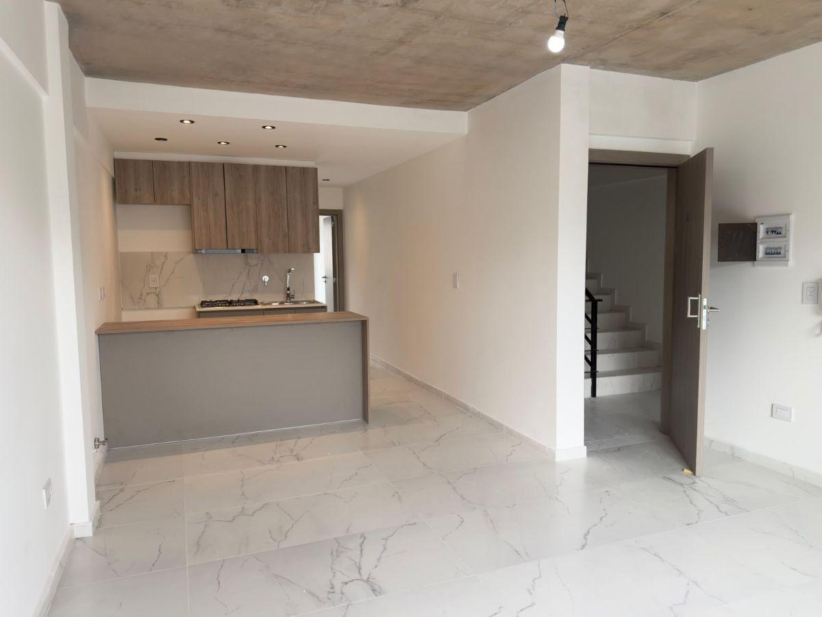 Foto de Excelentes deptos 2 Amb 1º y 2º Piso c/Balcón - Terraza - Cerrito 427, imagen 2