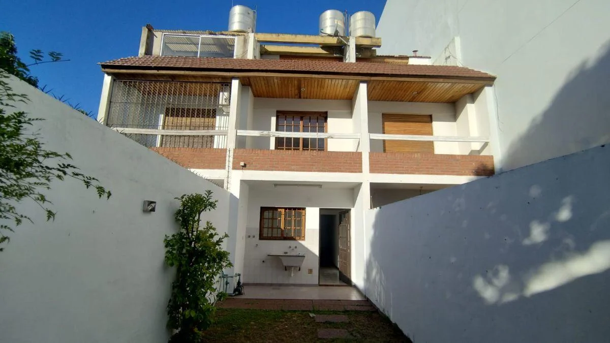CASA ESTILO TRIPLEX DE 4 AMBIENTES CON GARAGE Y FONDO LIBRE EN VENTA EN VILLA LUZURIAGA