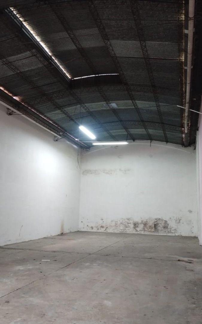 Foto de GALPON EN ALQUILER DEPOSITO CON 279 MTS AL FRENTE EN MATADERO CERCANO A AVENIDAS, imagen 2