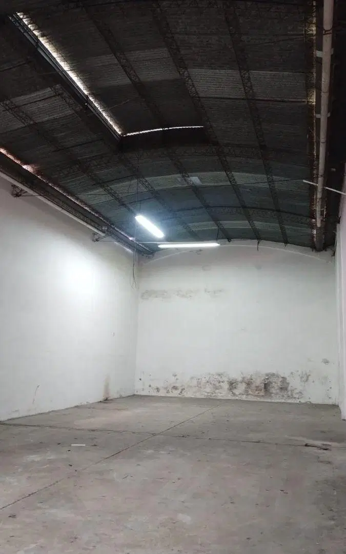 GALPON EN ALQUILER DEPOSITO CON 277 MTS AL FRENTE EN MATADERO CERCANO A AVENIDAS 2