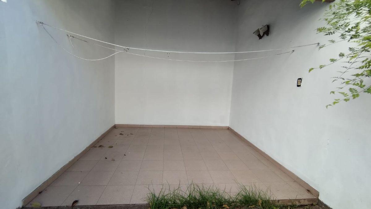 Foto de CASA ESTILO TRIPLEX EN ALQUILER DE 4 AMB. CON GARAGE Y PATIO EN VILLA, imagen 4
