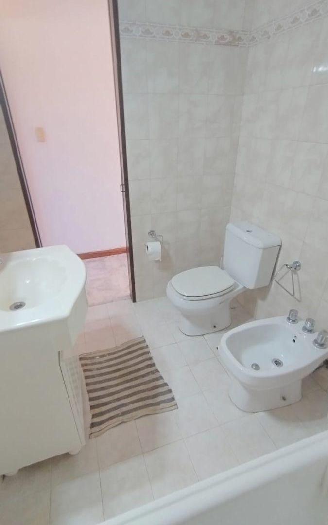 Foto de CASA ESTILO TRIPLEX EN ALQUILER DE 4 AMB. CON GARAGE Y PATIO EN VILLA, imagen 1