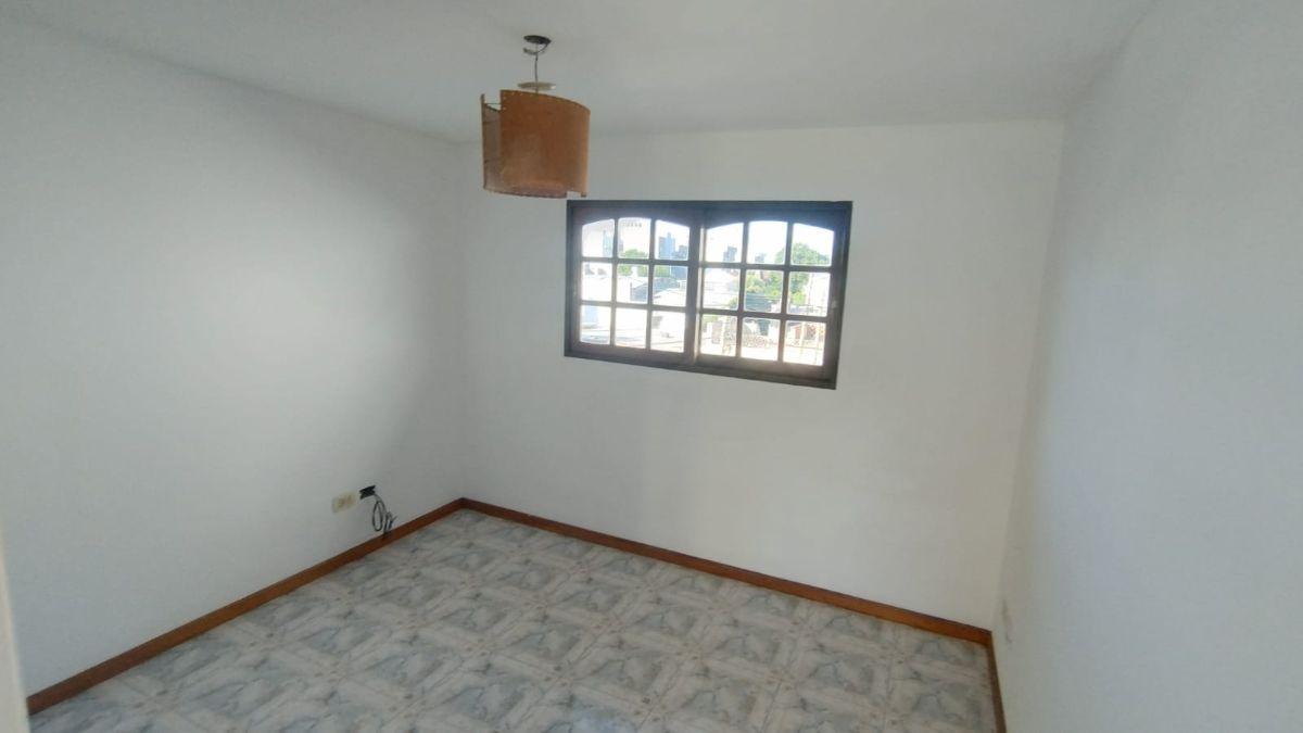 Foto de CASA ESTILO TRIPLEX EN ALQUILER DE 4 AMB. CON GARAGE Y PATIO EN VILLA, imagen 2