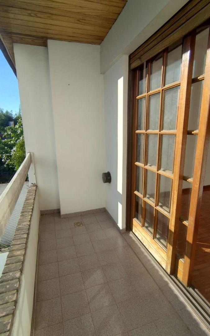 Foto de CASA ESTILO TRIPLEX EN ALQUILER DE 4 AMB. CON GARAGE Y PATIO EN VILLA, imagen 3