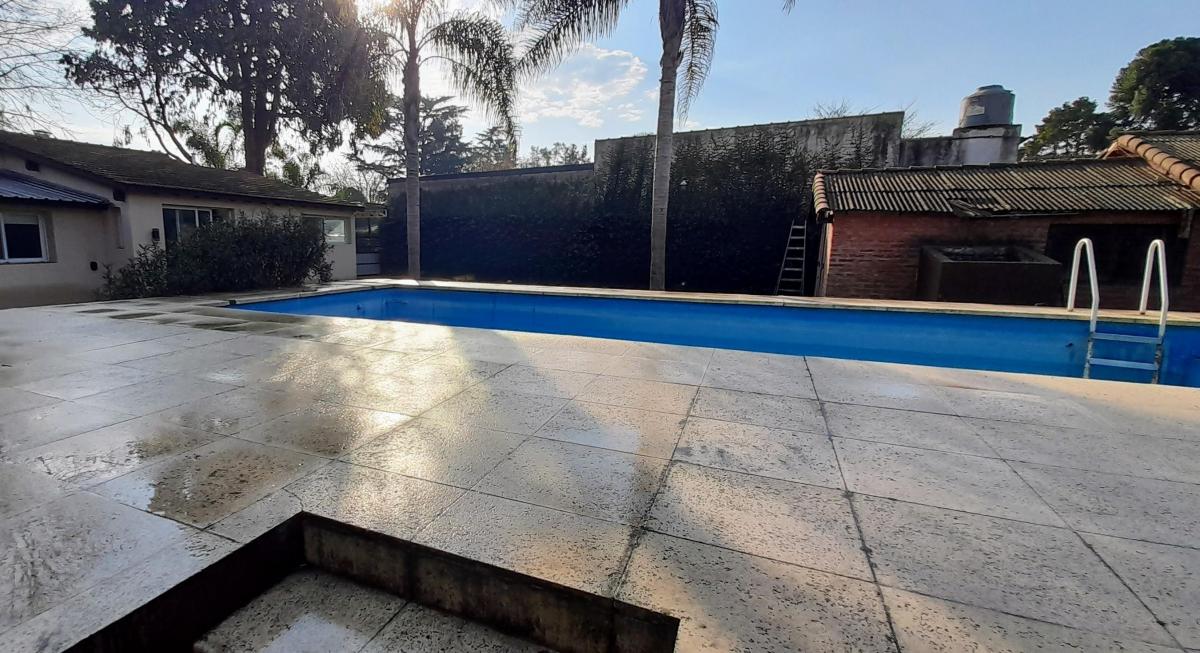 Divina Quinta con Parque y Pileta. Cerca Acceso Oeste 2