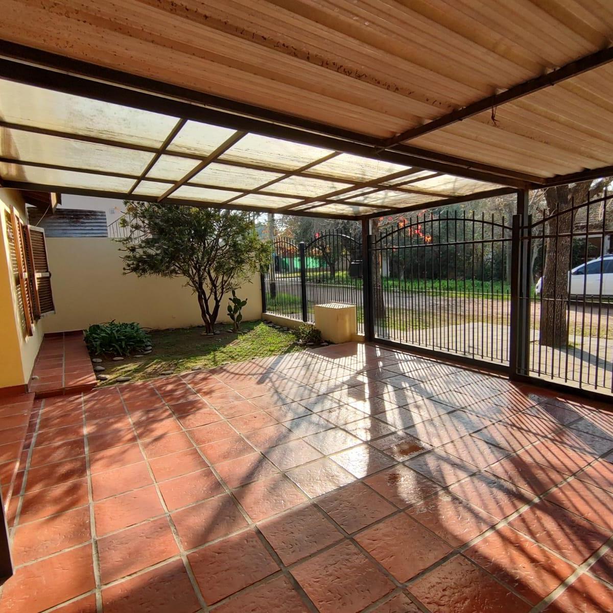 Chalet en Barrio Alcorta de 3 Dorm. 5