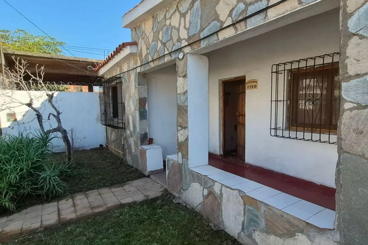 Casa de 3 ambientes con cochera y fondo. en venta. 2