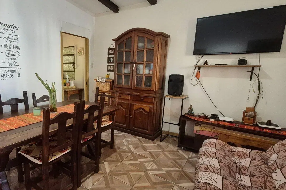 Casa de 3 ambientes con cochera y fondo. en venta. 5