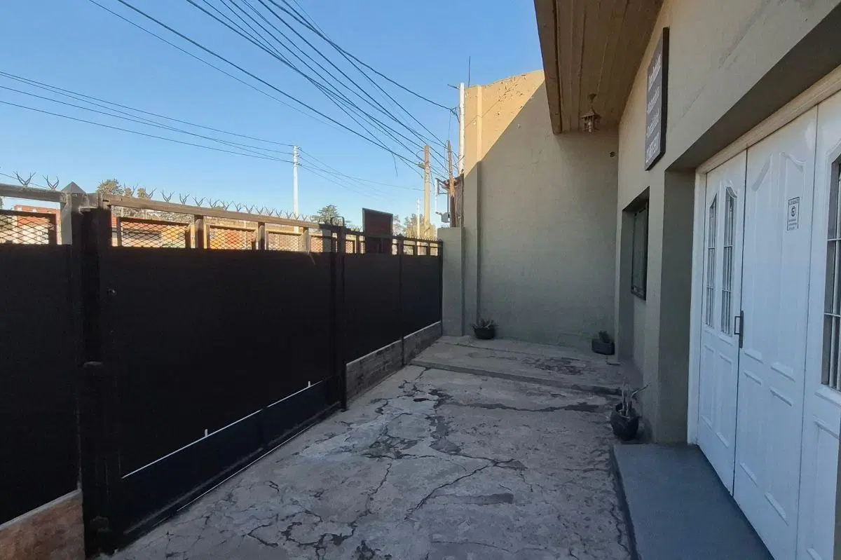 Casa con local sobre Ruta 23. Excelentes accesos 1
